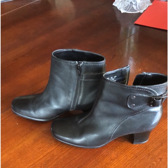 Clarks Black Leather Ankle Boot  Zip  Size 6.5 M  EUC Side Buckle Med Heel - Picture 10 of 16